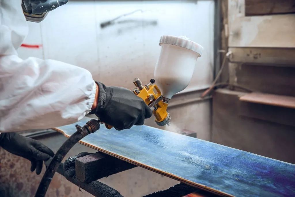 master-painter-in-a-factory-industrial-painting-wood-with-spray-gun.jpg распылитель
